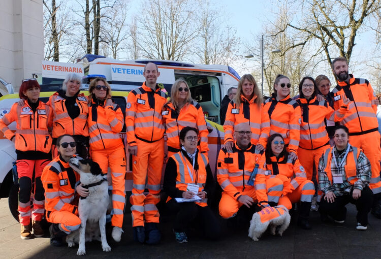Foto di gruppo volontari Ambulanze Veterinarie Cremona - il fiocco